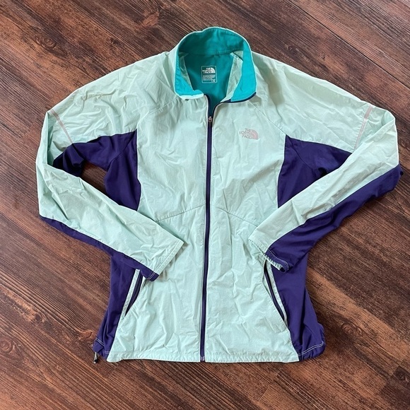 North Face isoventus jacket in surf green. - Picture 1 of 13